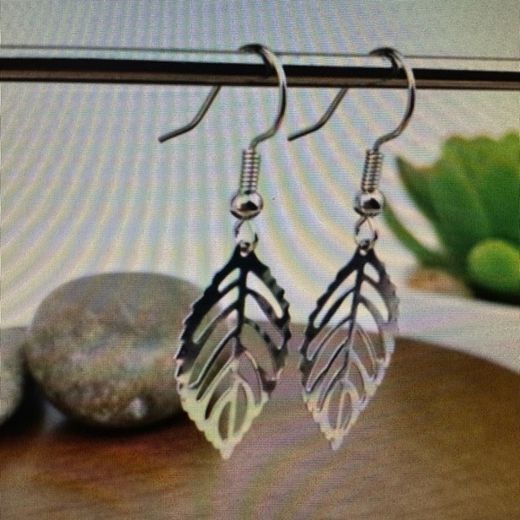 Harriet Ave Jewels Jewelry - Leaf Charm Silver Tone Earrings